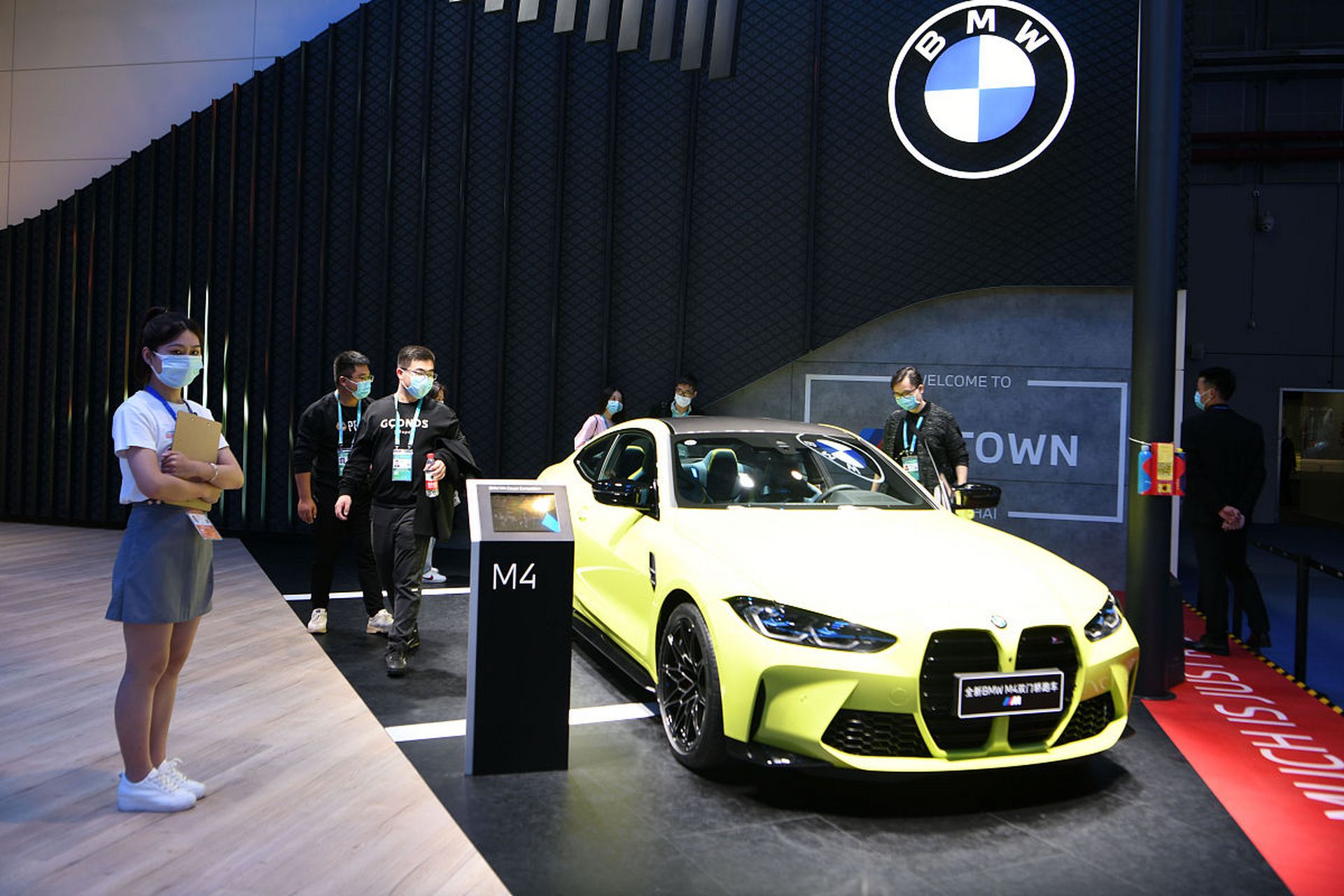 上海宝马车展,一个冰激凌而已,看这事闹的.