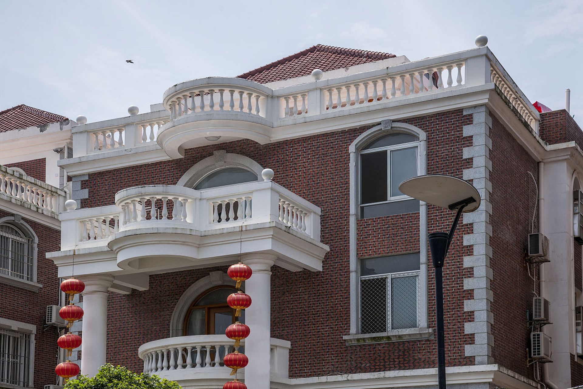 农村自建房外墙砖的颜色选择应考虑到房子的风格,周围环境以及个人