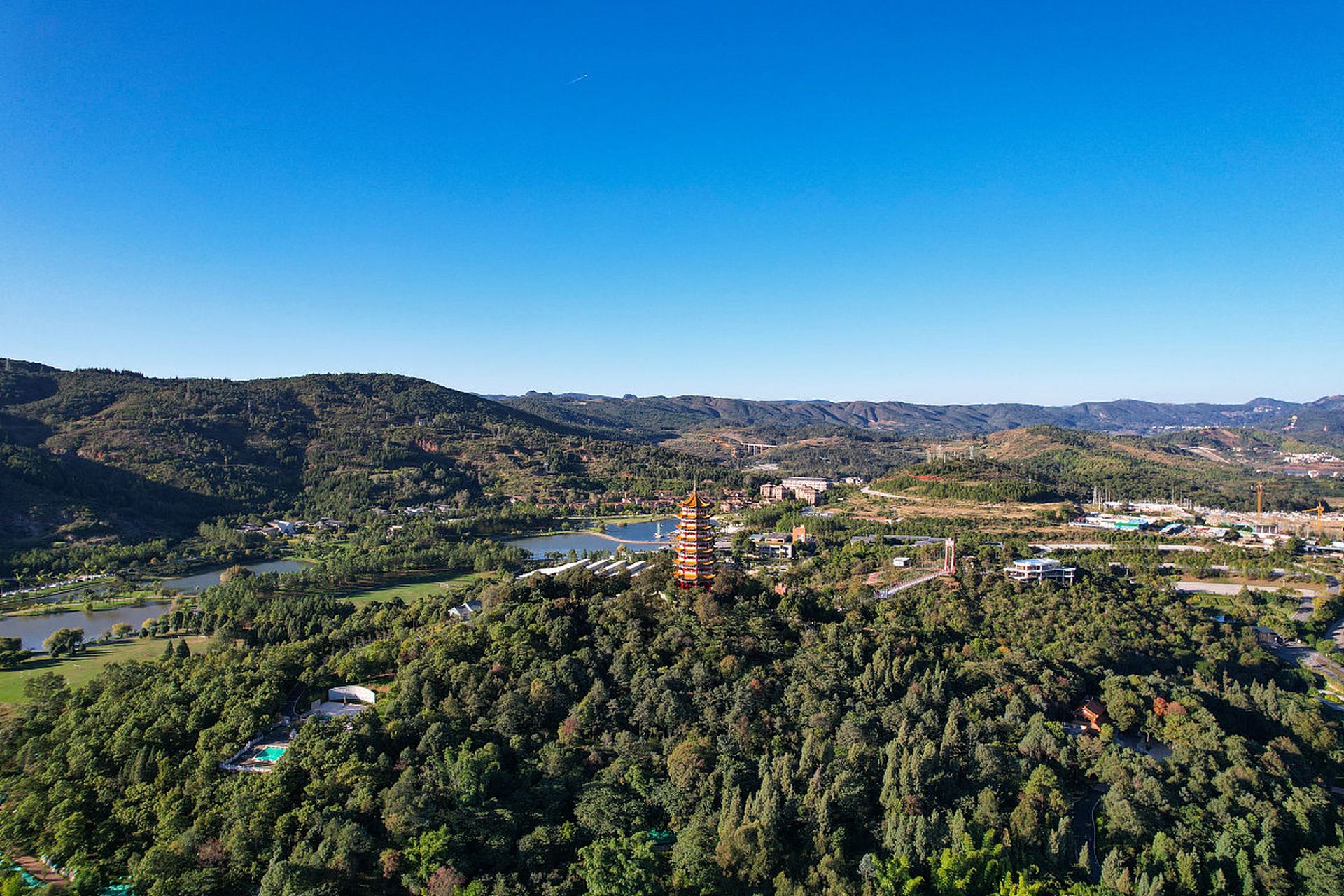 云南弥勒:避暑胜地的绿意清凉之旅  当炎炎夏日来袭,寻找一片宁静的