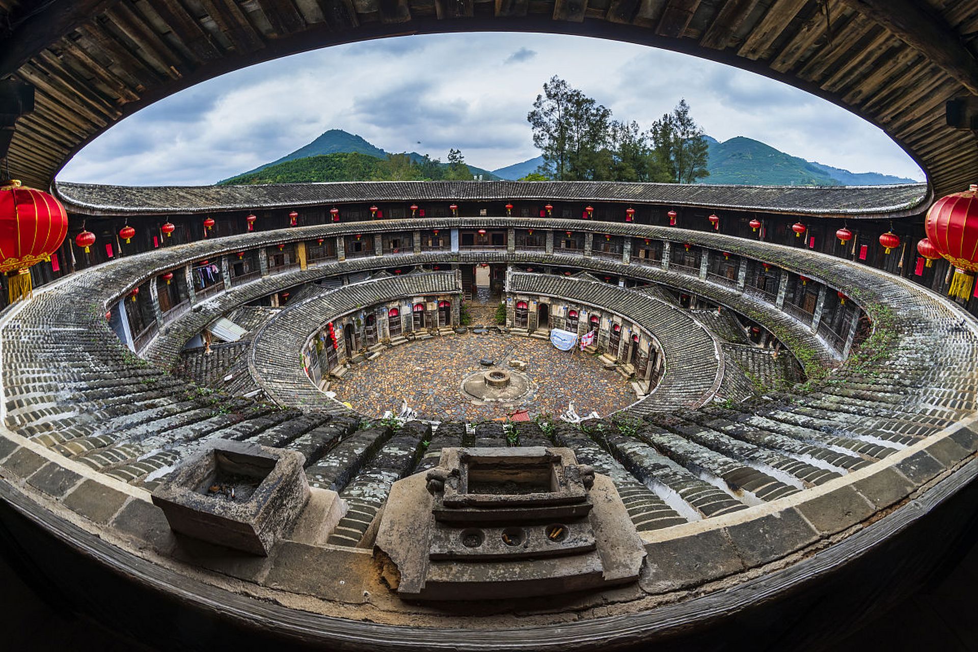 这些土楼,坐落在福建漳州市南靖县的一个小山村里,名字就叫田螺坑