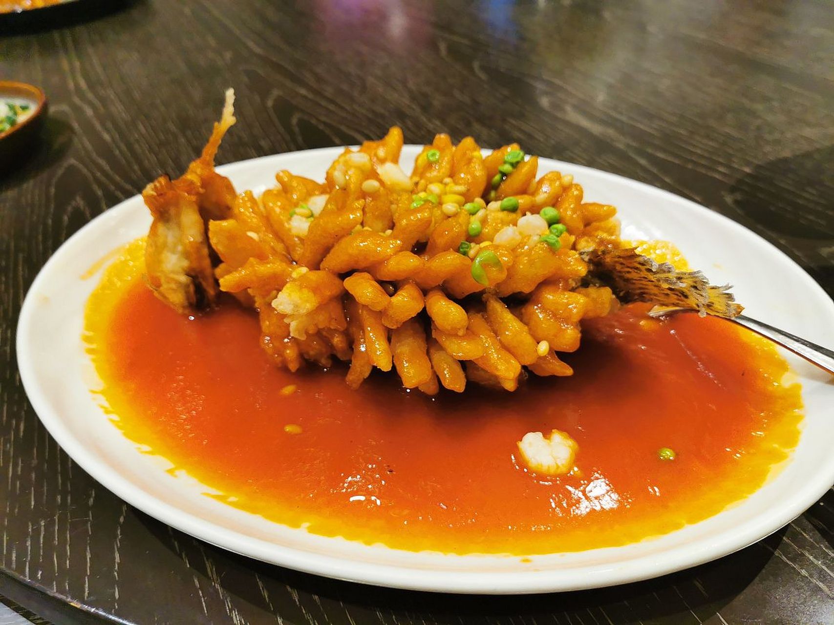 杭帮菜糖醋鱼是杭州名菜,以色泽红亮,酸甜适口,鱼肉鲜嫩,口感酥脆著称