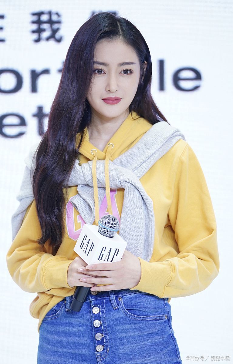 张天爱确实要去演短剧了,不过这个短剧是周星驰的,她自己不仅是主演