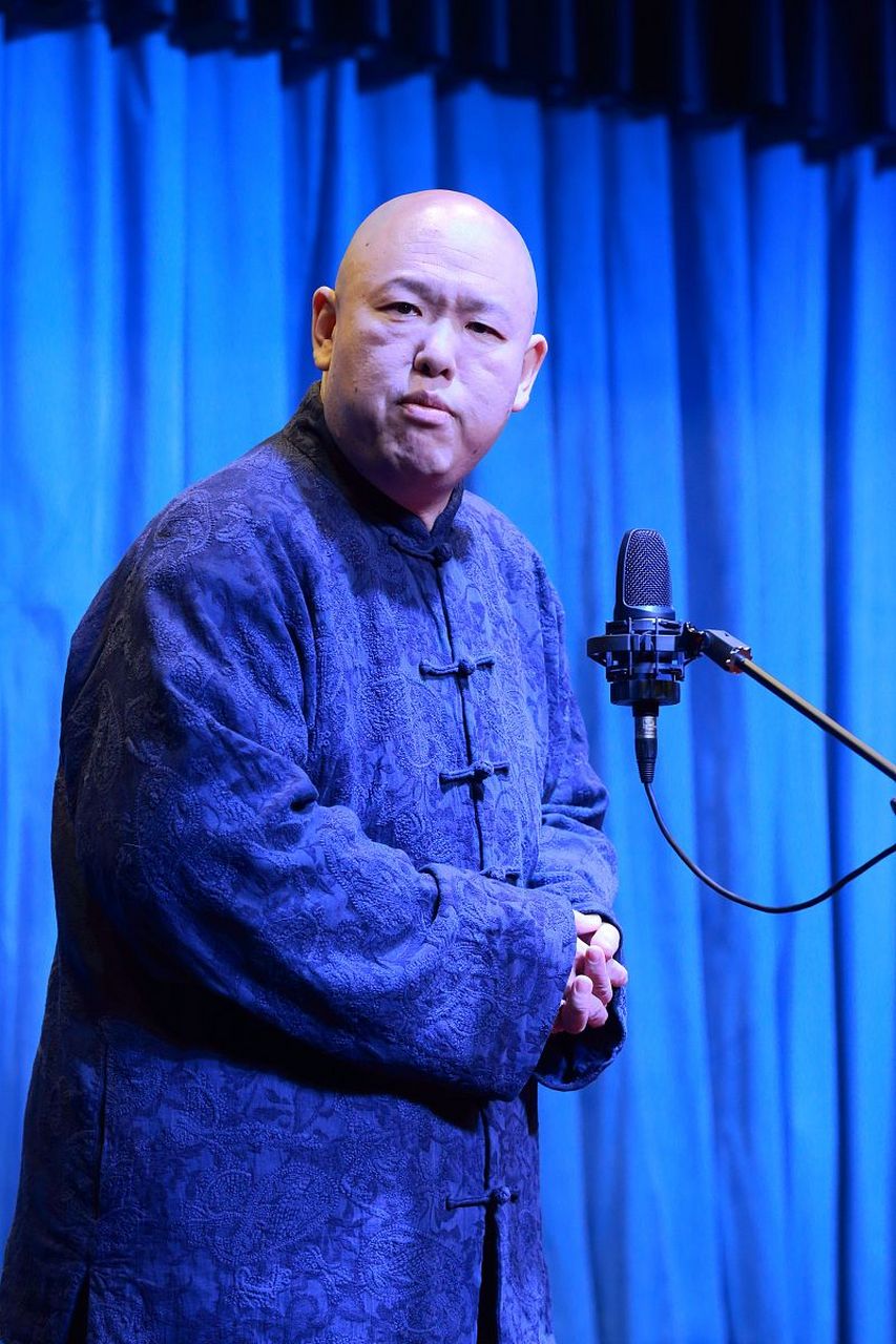 相声演员王玥波说,德云社啥都不是的时候,我们也很难混,有个朋友在菜