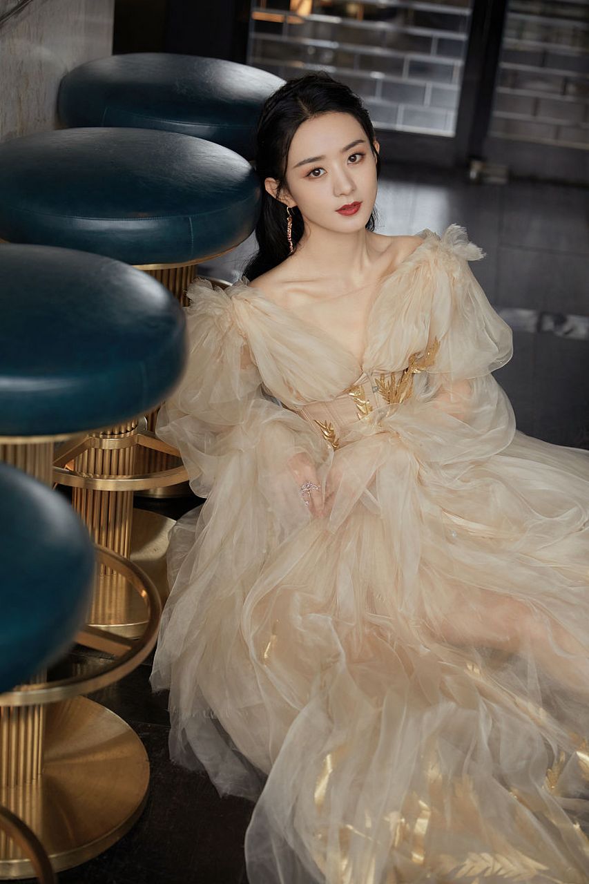 那是一条轻盈飘逸的莎裙,宛如仙境中的云彩,轻轻缠绕在赵丽颖的身姿