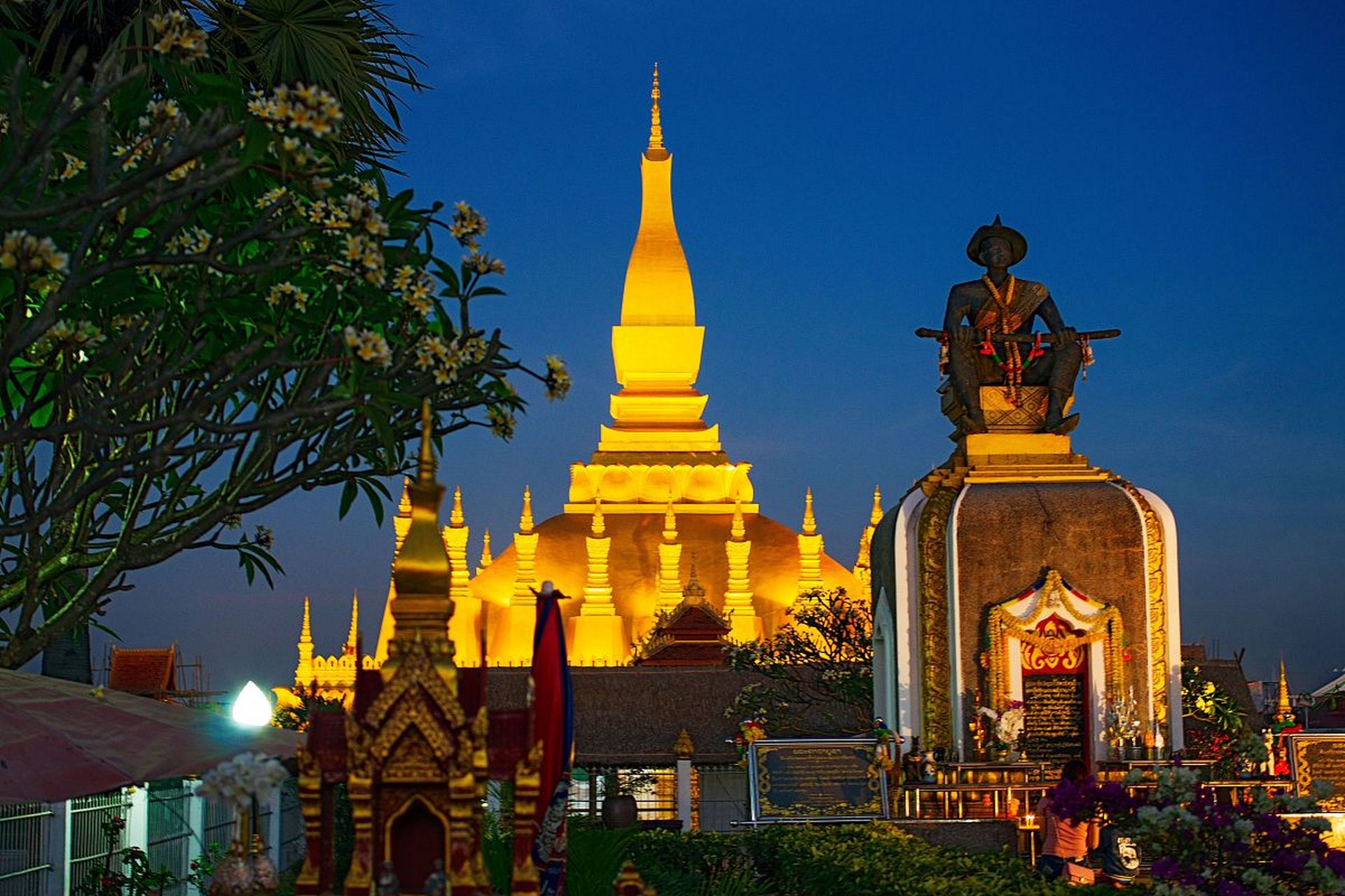 老挝是东南亚内陆国家,有着丰富的文化和自然景观.