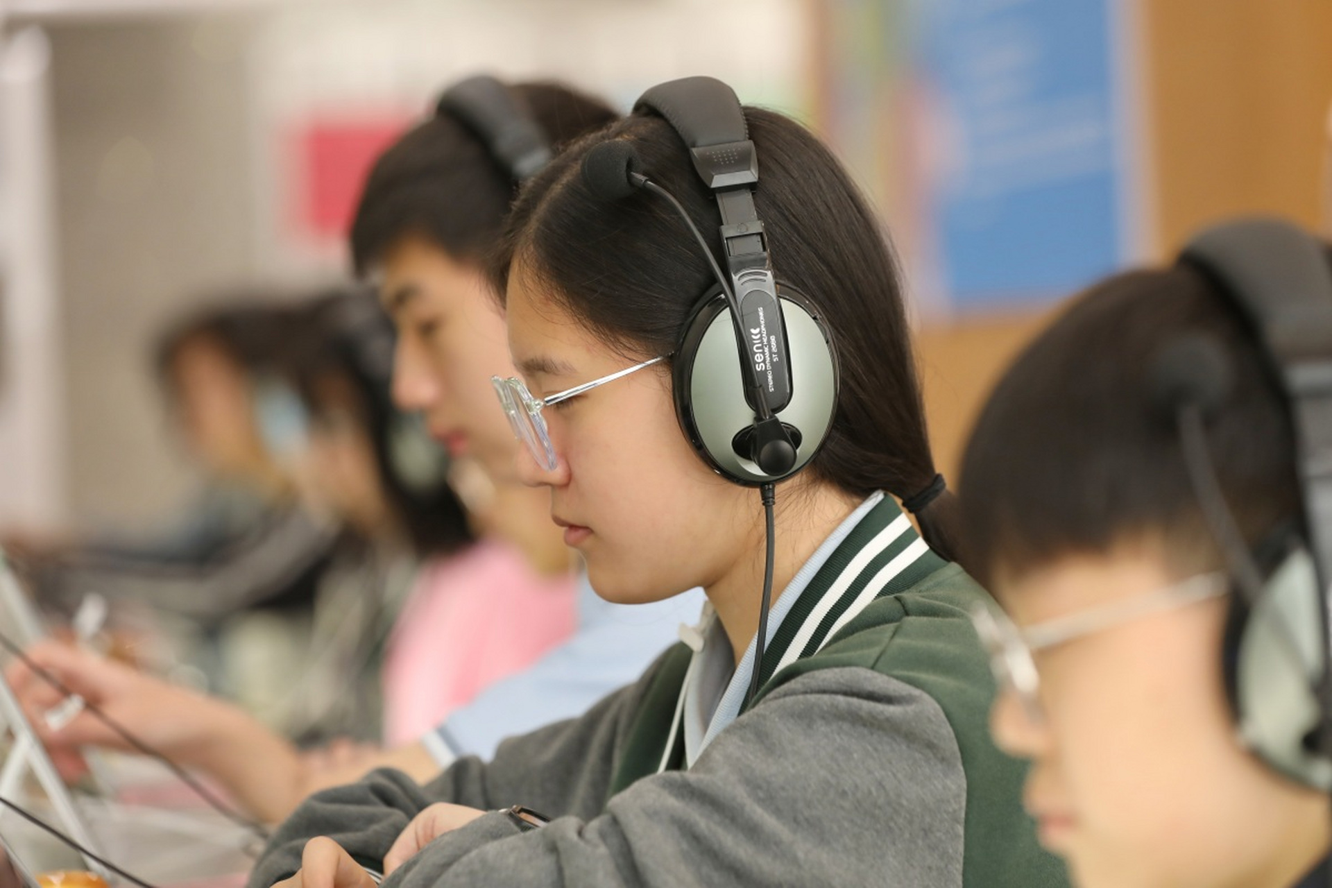 安徽枞阳中学英语听力故障引争议,部分考生受影响  在6月8日的英语