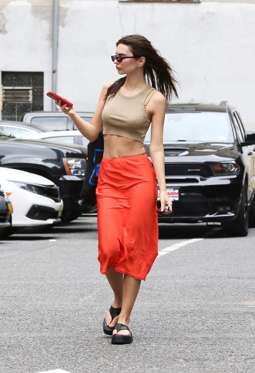 "苗条"可以用"slim"或"slender"来形容,例如:"she has a slim figure.