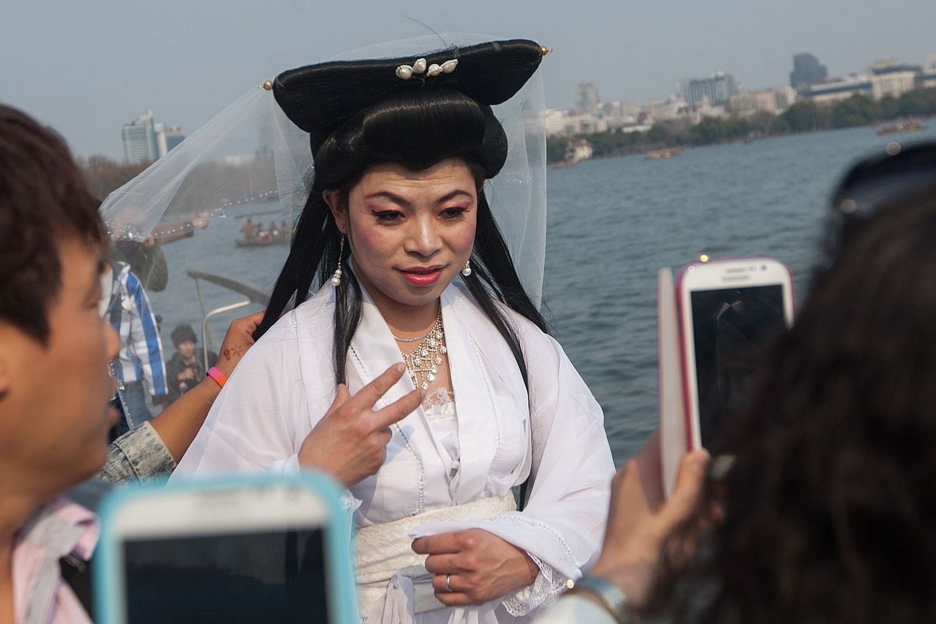 男主播穿女装偷衣服引发争议:暴露直播乱象!