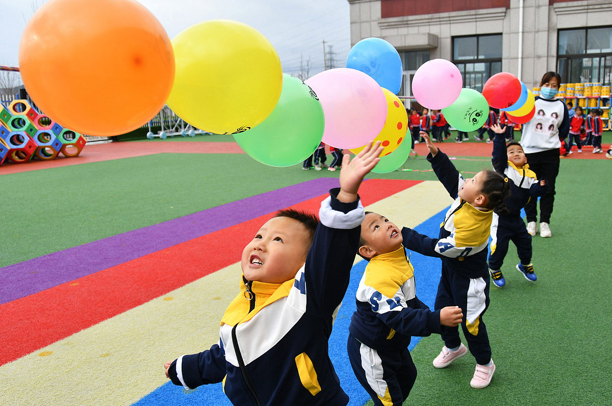 家庭感统游戏:拍气球 游戏目的:锻炼手眼协调能力,提升动作计划能力
