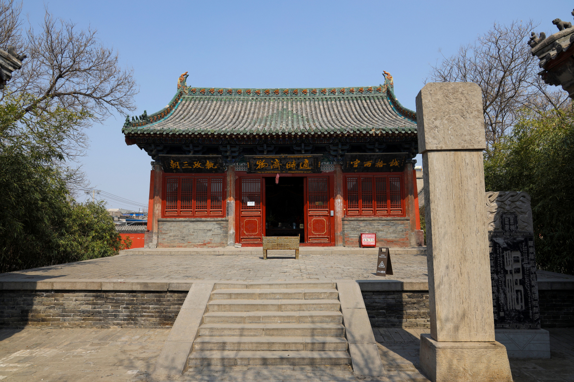 唐河附近拥有众多景点,包括古建筑,文化遗址,湖泊,国家森林公园,石窟