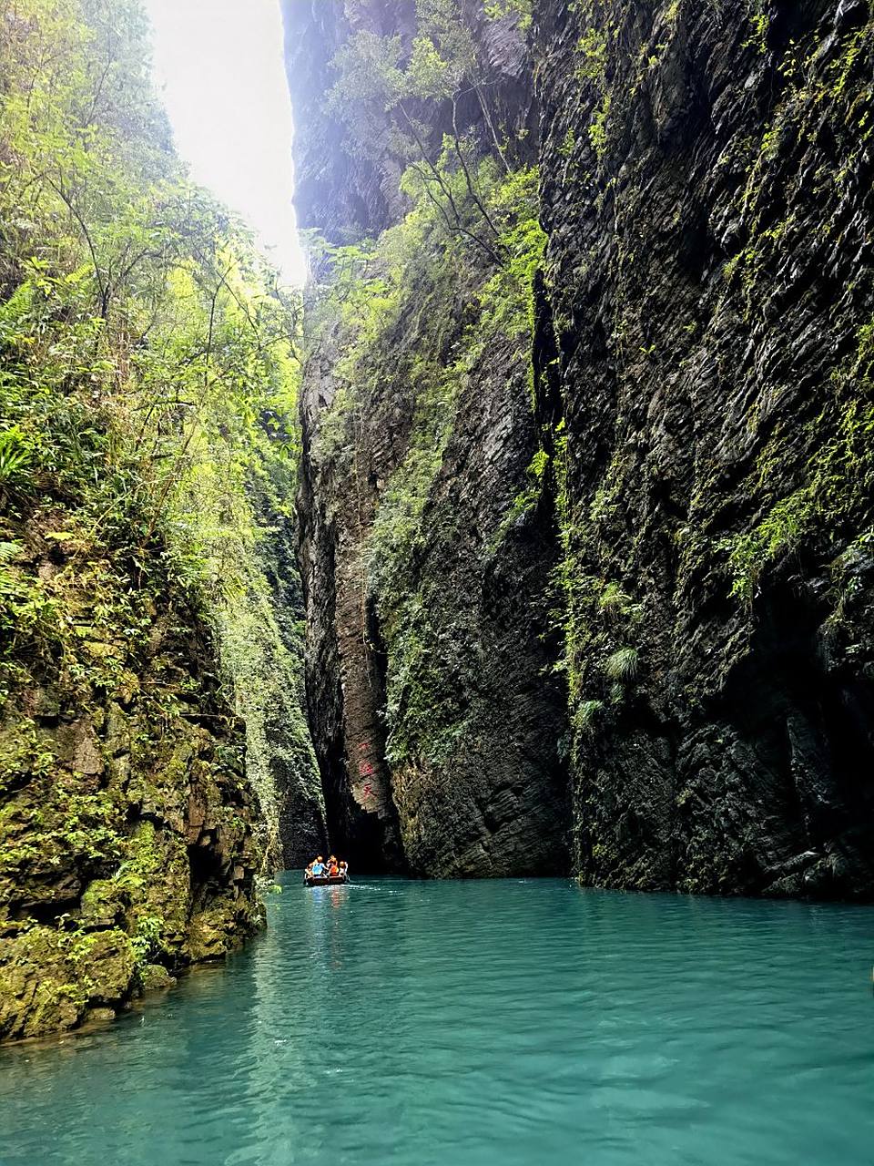 鹤峰屏山旅游景区又称鹤峰屏山峡谷,地处武陵腹地"神秘交叉点"的"中国