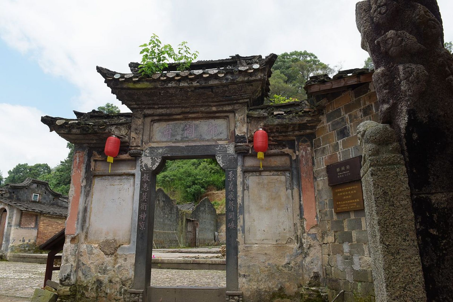 冠豸山:冠豸山是连城县的标志性景点,以其独特的山峰形状和丰富的