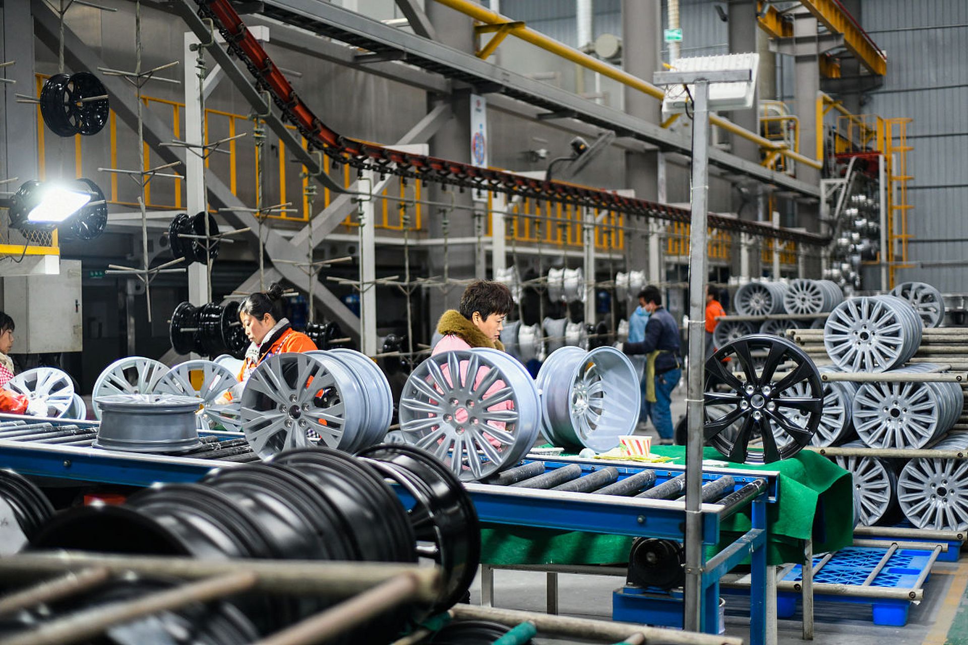 首先,制作轮胎的第一步是准备原材料