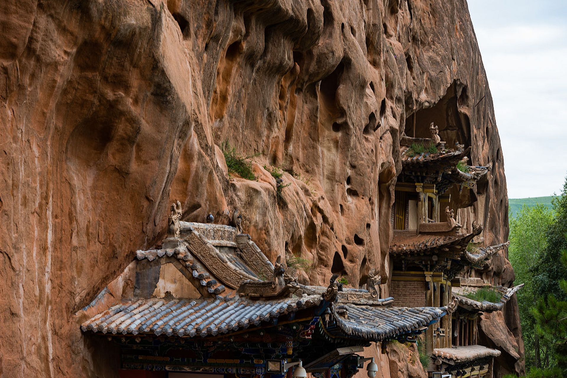 张掖马蹄寺石窟是集石窟艺术,祁连山风光和裕固族风情于﹣体的旅游