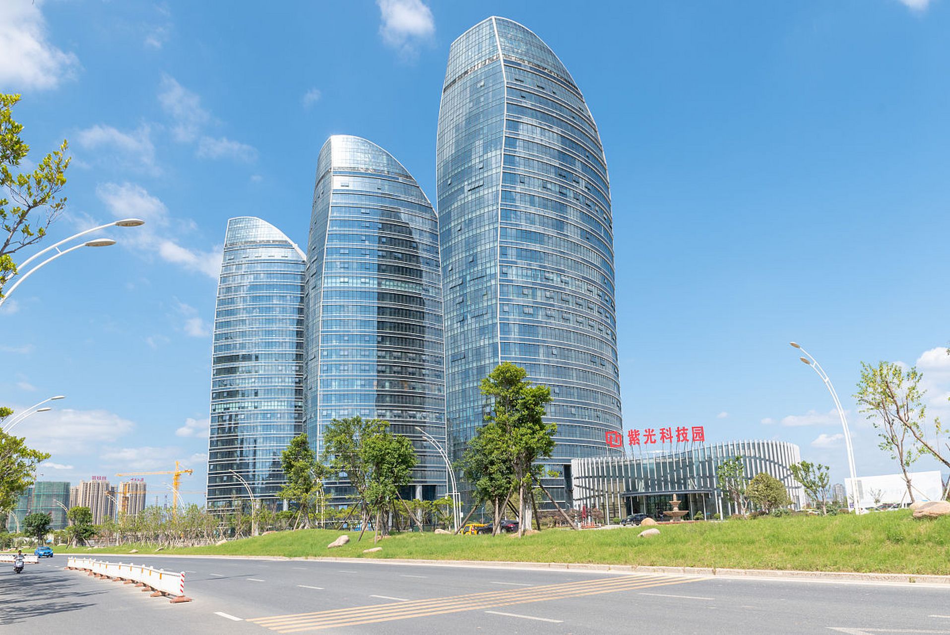 3000亿的清华紫光倒闭了,却养肥了一批高管,董事长身价百亿,不是自己