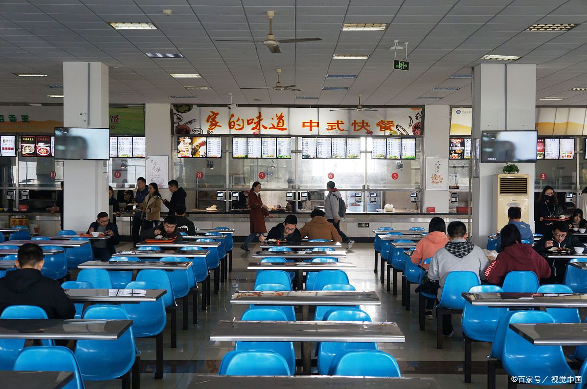 小李去食堂吃午饭,发现蛋花汤太咸了,便对厨师说:"你的汤太咸了.