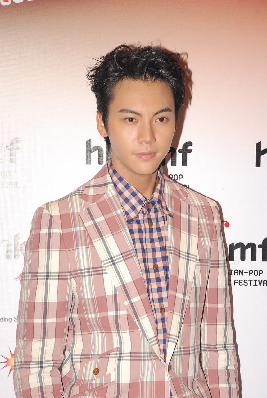 陈伟霆在内娱地位比较尴尬,说是年轻小生,他没办法跟人抢饭吃;说是