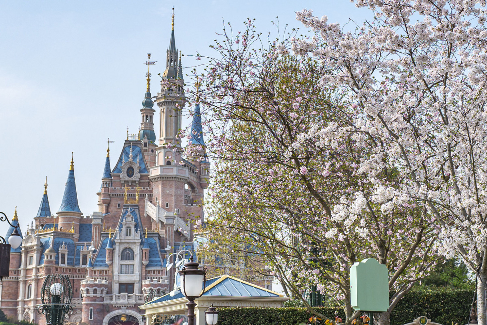 成都迪士尼乐园,不仅是个梦幻娱乐场所98更是现代娱乐与传统川文化