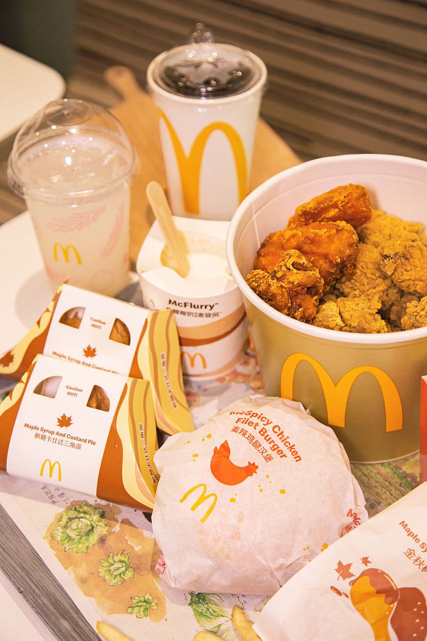 周末我和孩子在麦当劳吃汉堡,突然听到旁边有人小声喊我的名字,我转头