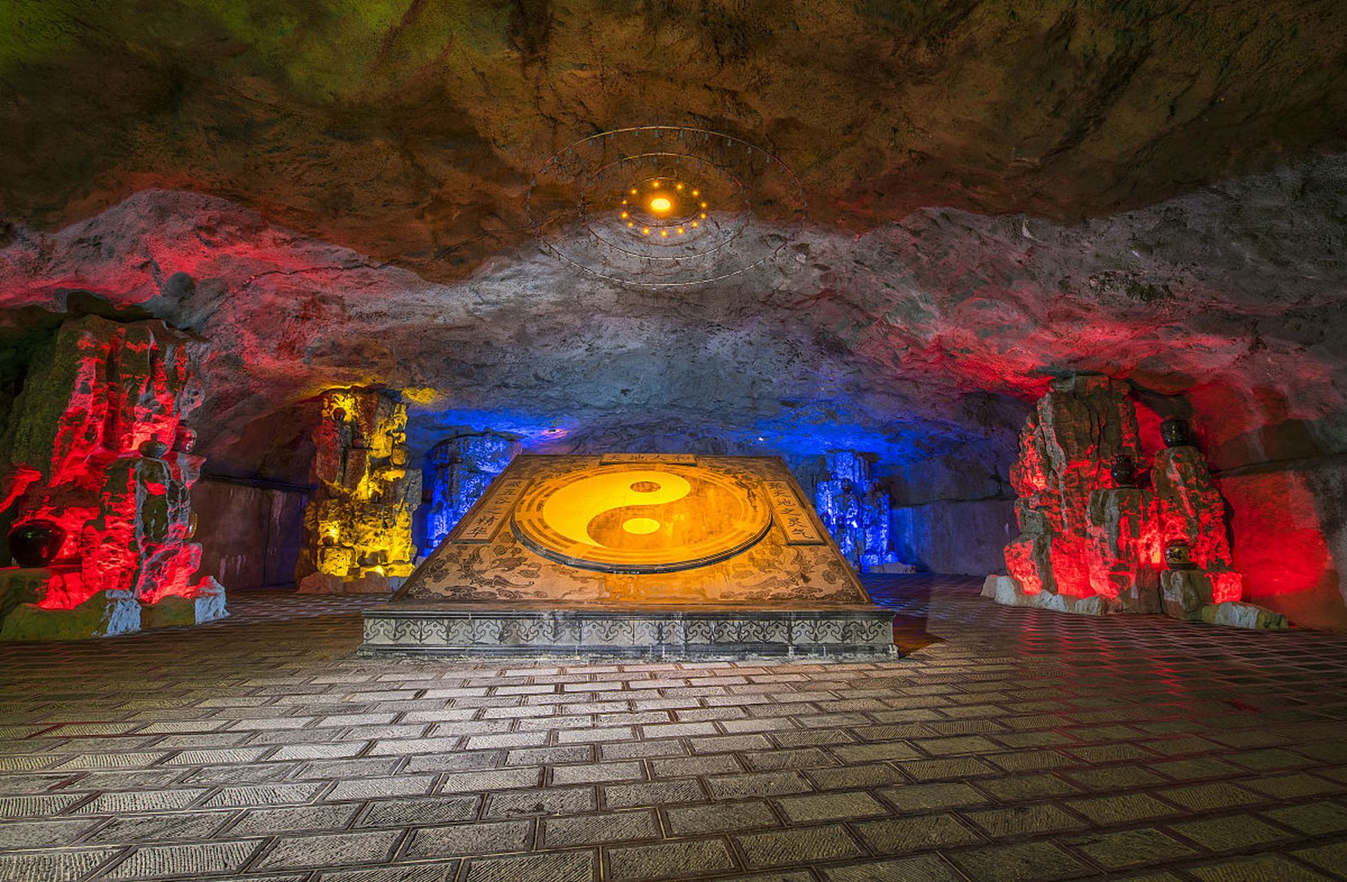 南丹洞天酒海景区,以其独特的"洞天酒海"风貌,成为旅游者的向往之地.