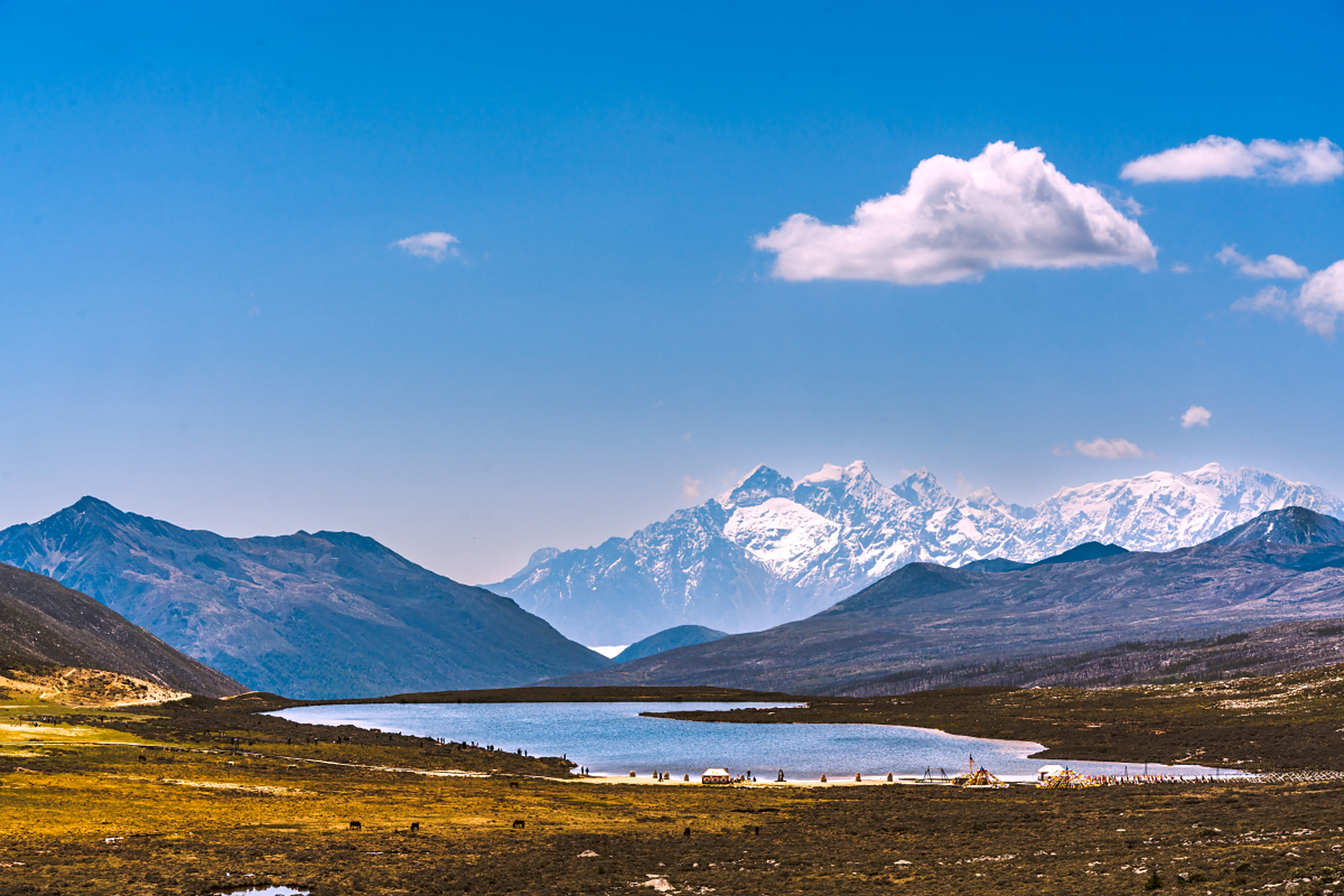 在四川省甘孜藏族自治州康定市,有一个令人心醉的高原海子——红海子.