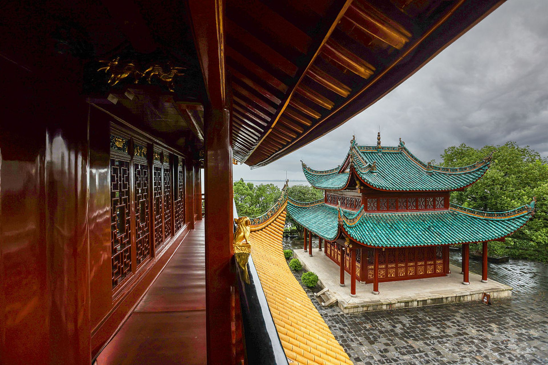 岳阳楼,张家界和凤凰古城是湖南三大好玩有趣的旅行地,分别呈现壮丽