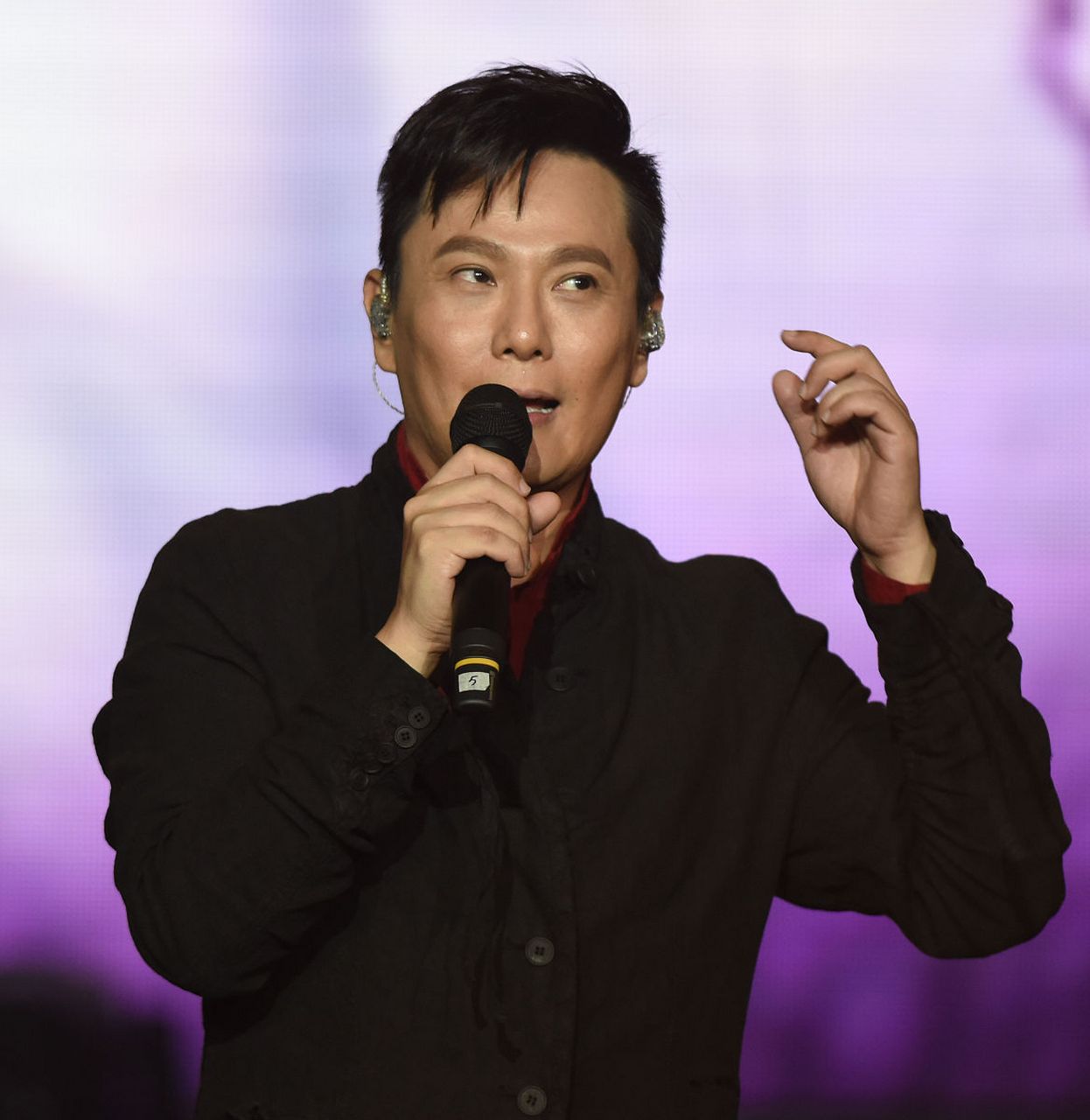 张信哲的嗓音深情得让人陶醉,感染力超强,每次听都仿佛被他的声音带进