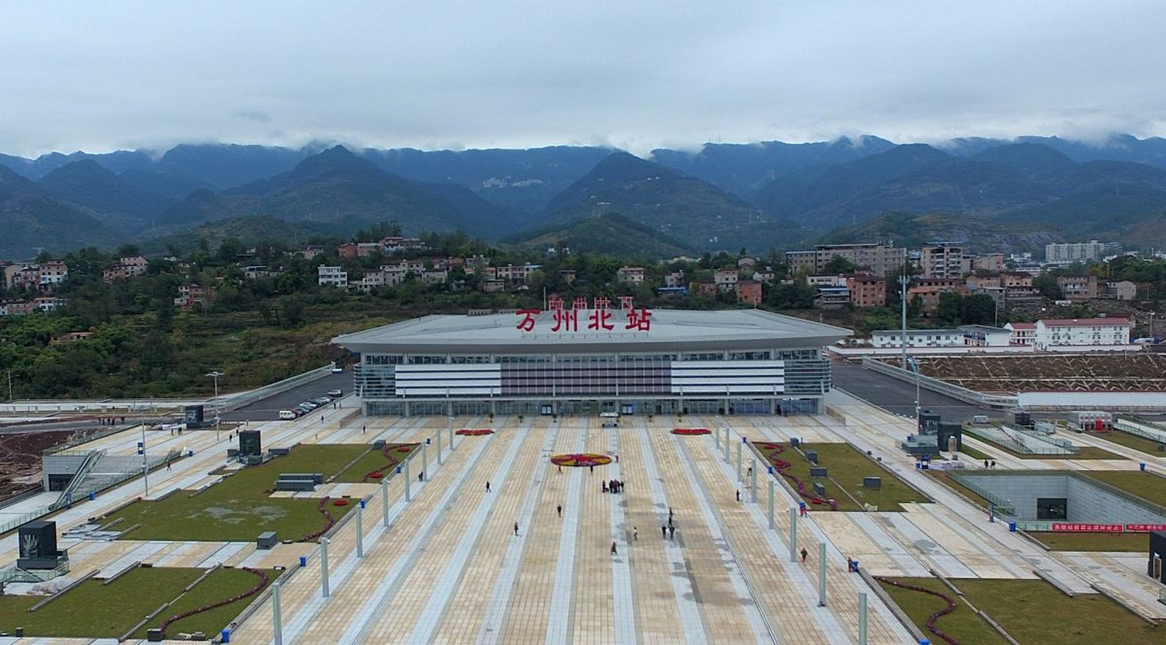 雖然說萬州,奉節,雲陽,巫山都有高鐵站,但是相比之下,萬州高鐵站更大