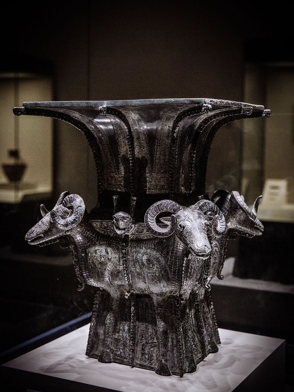 有关四羊方尊的故事,最广为流传的是它被发现和挖掘的经过.  1938年4