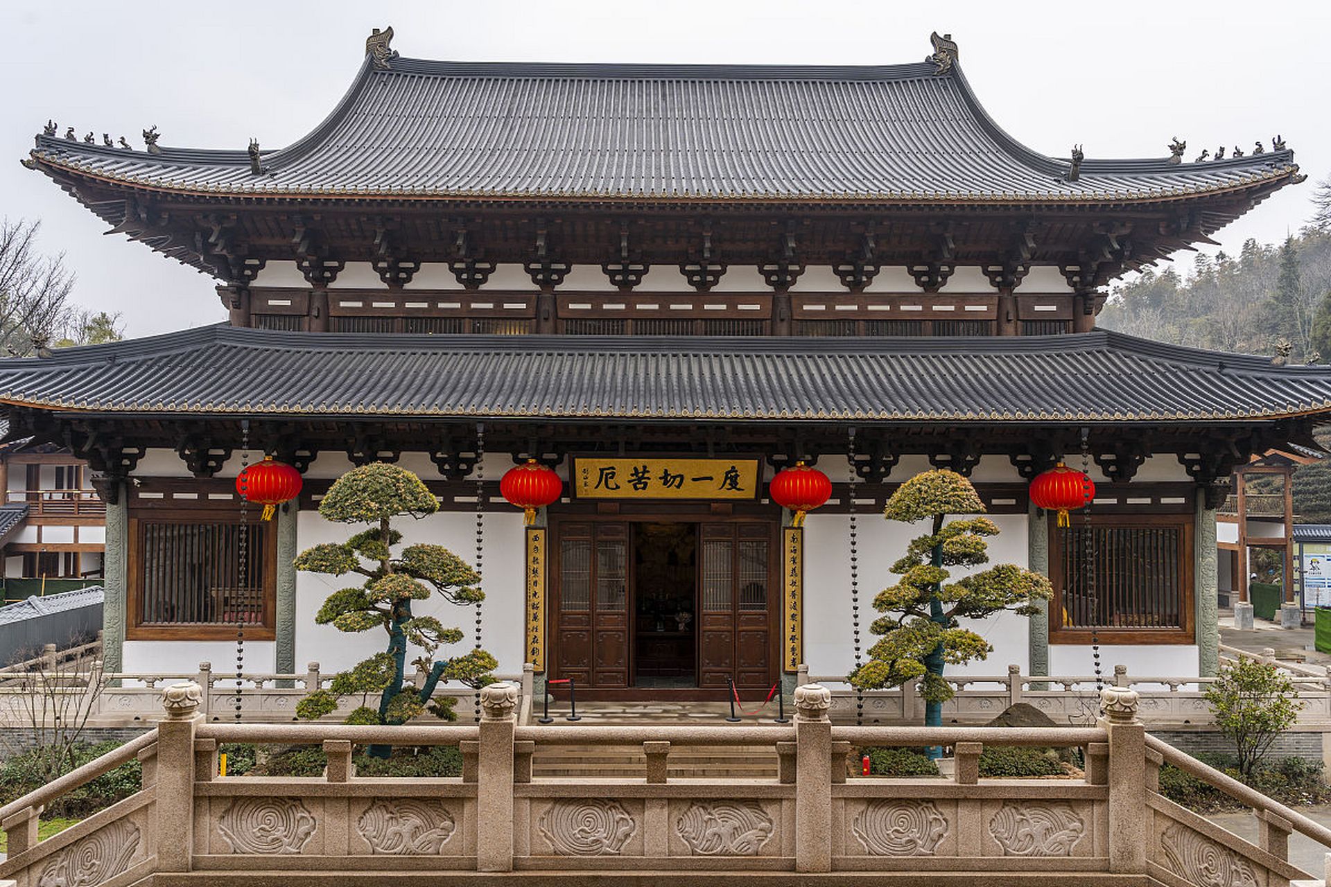 径山寺,位于杭州城西北的余杭区,是一座有着悠久历史的佛教寺庙.