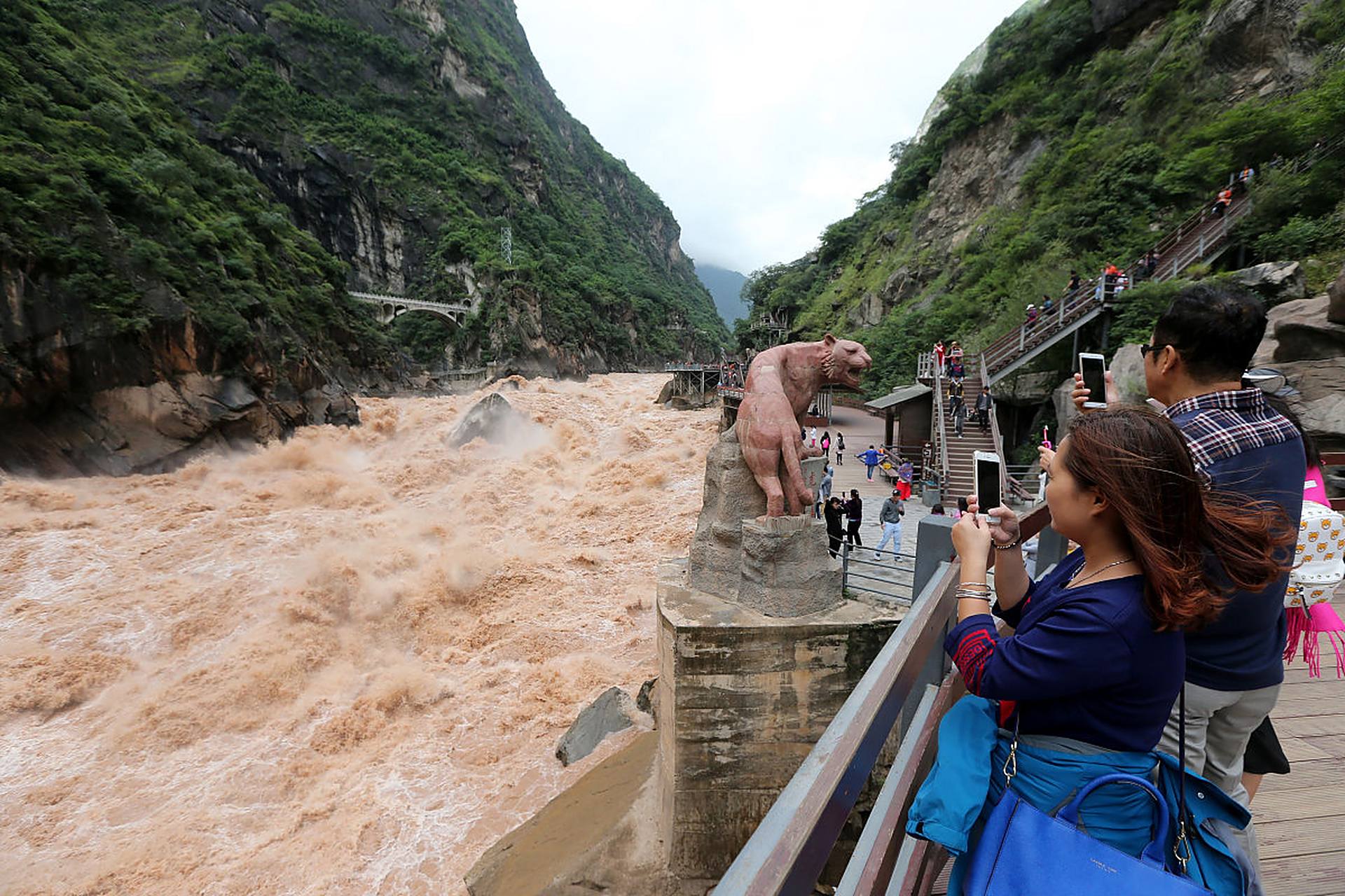 这件事情得说清楚  最近有一名博主曝光了云南迪庆州虎跳峡景区内的一