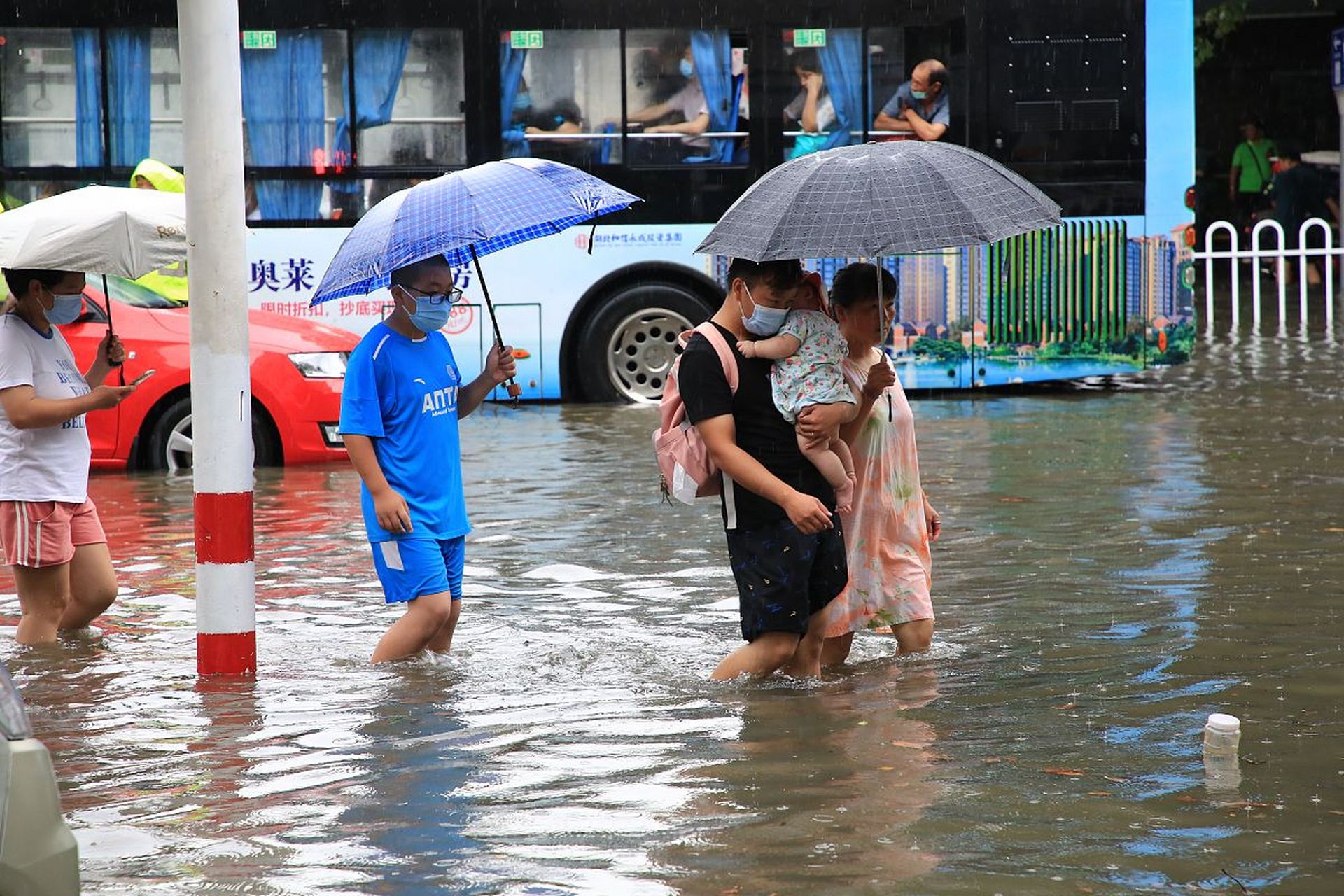 听说郑州暴雨超级严重,路上的积水居然淹没了车轮哦!