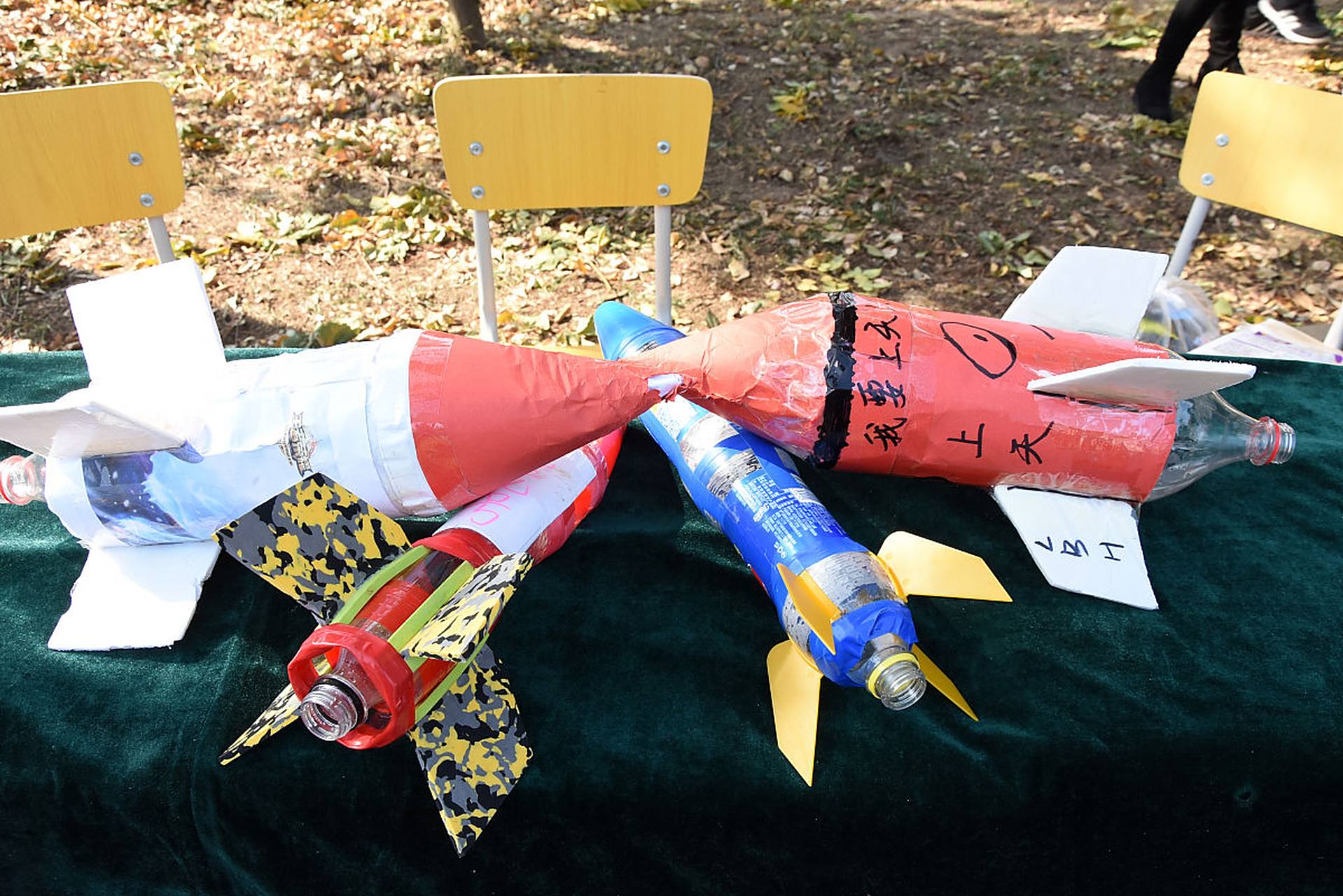 【#小学生用塑料瓶造火箭发射成功#:还实现助推器分