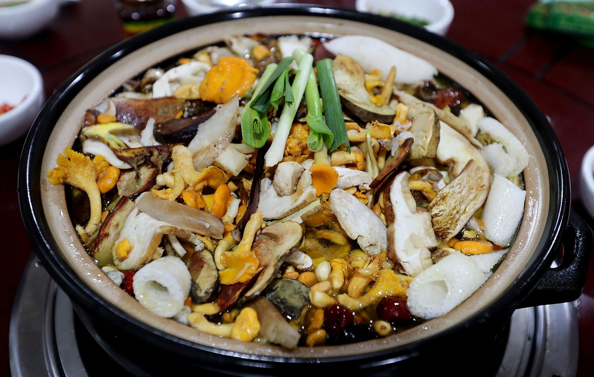 楚雄野生菌火锅,以新鲜野生菌和丰富汤汁为基础,独特的烹饪技巧和搭配