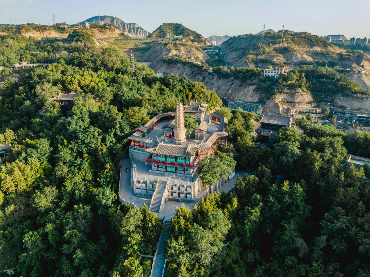陕西·榆林佳县  佳县白云山,陕北高原上的一颗璀璨明珠,以其雄奇的