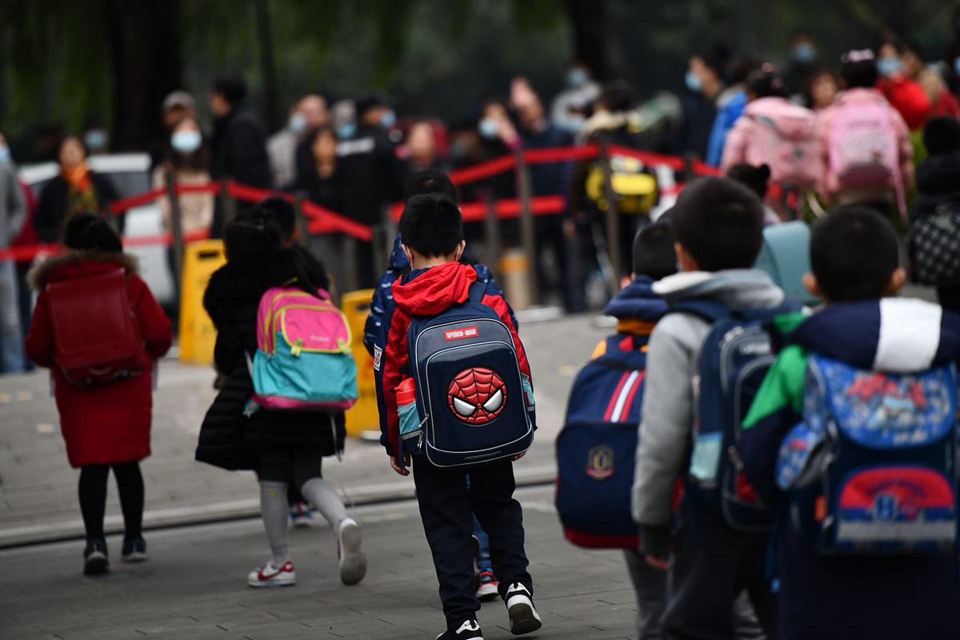 昨天接孩子放学,等待的过程中看到的一幕让我深思良久.