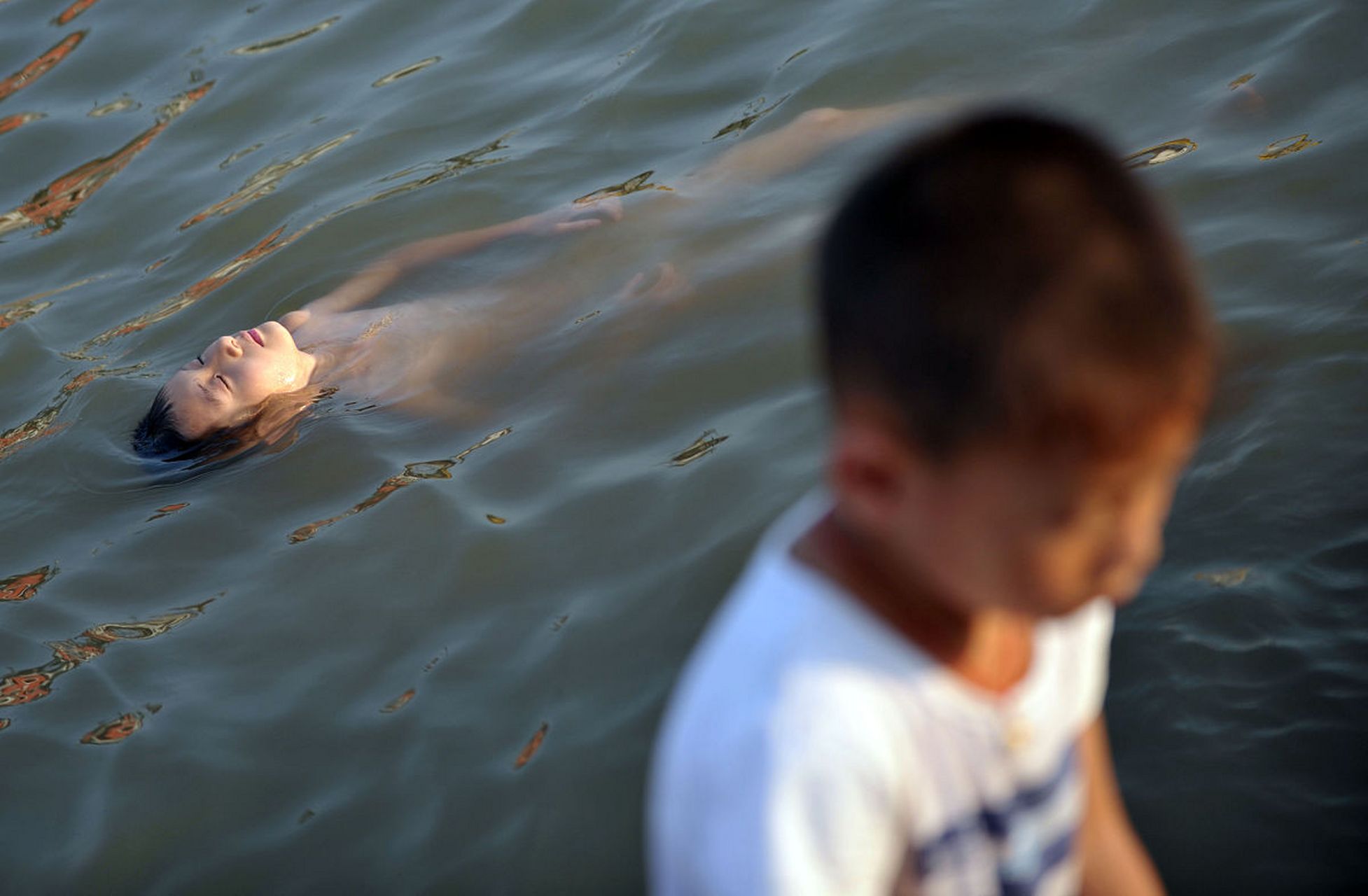 12岁男孩河中捡鞋不幸溺亡#  真是很让人心痛的消息,为了相似的悲剧