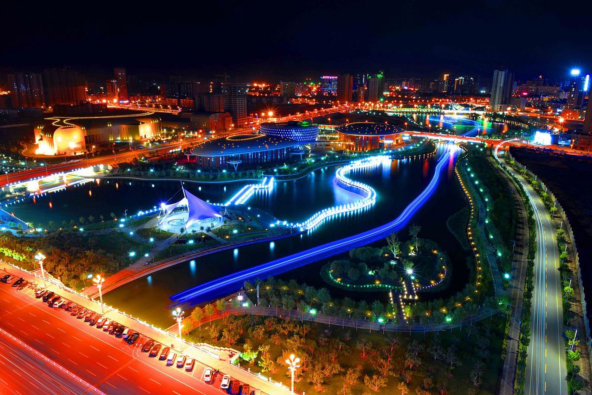 库尔勒,这座位于新疆塔里木盆地北缘的城市,被天山山脉环绕,本应有着