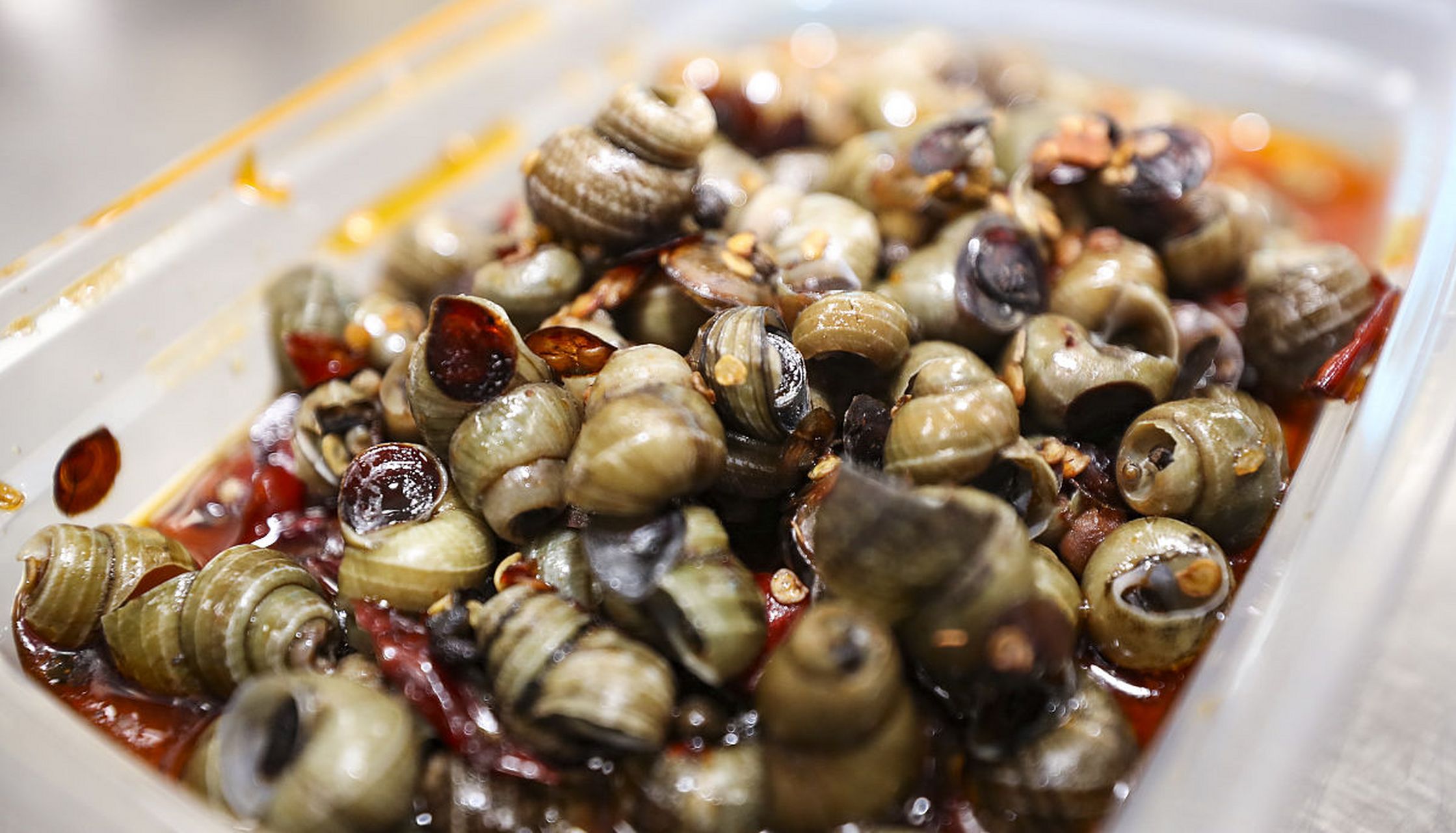 原来古时居住在这里的人,从滇池中捕捞螺蛳食用后就将壳丢弃.