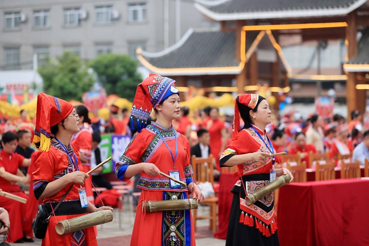 在信息洪流中,阅读依旧是我们的心灵庇护所