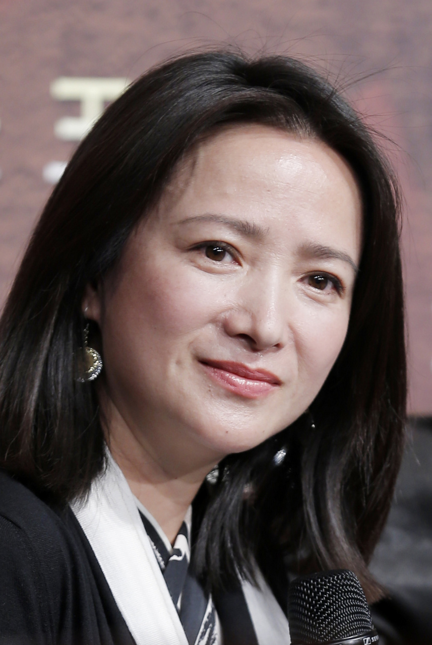 在娱乐圈的璀璨星光中,曾经风华正茂的女演员何晴的近照曝光!