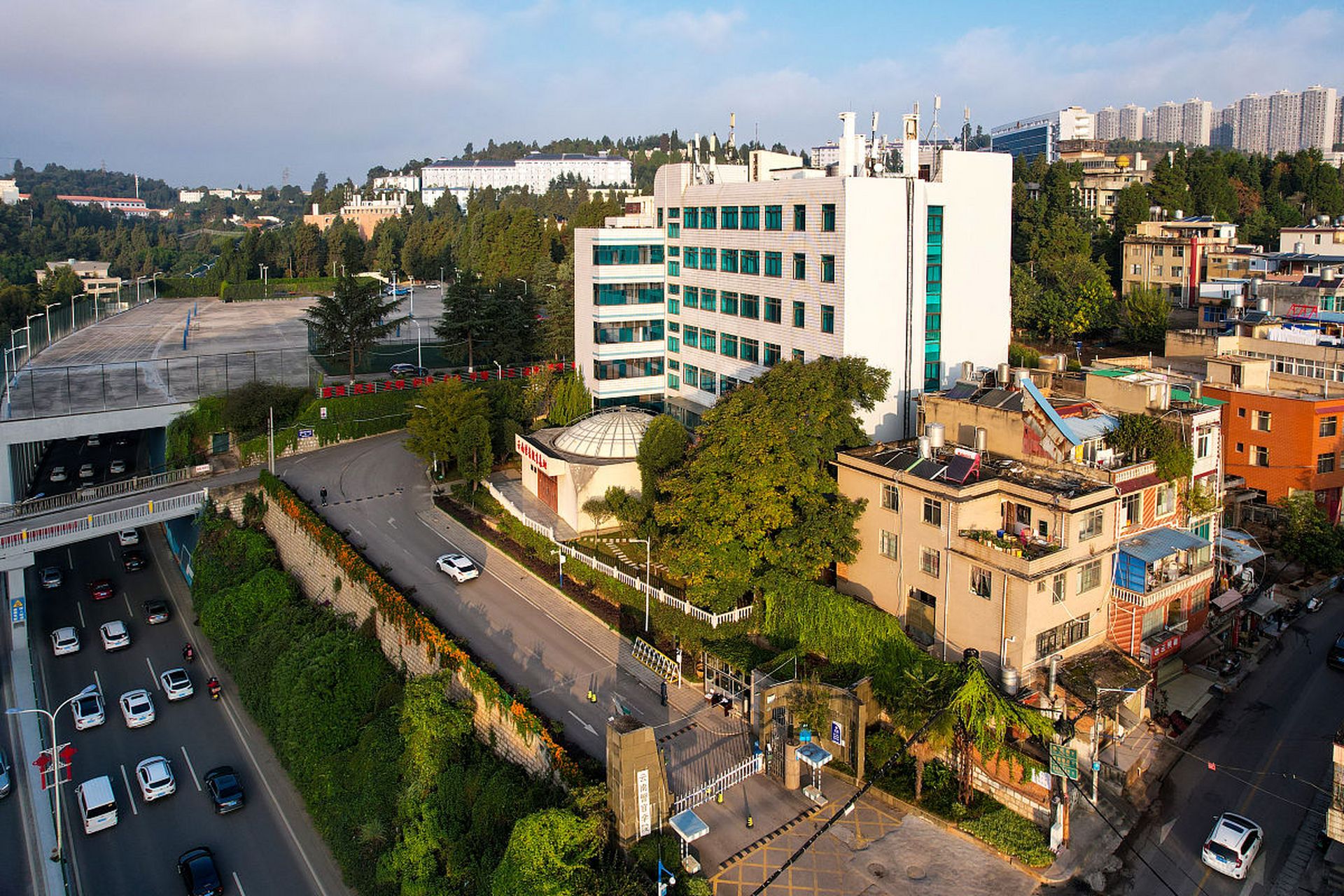 邻居家的孩子读的云南警官学院,前两天放寒假从学校回来,穿了一身警服