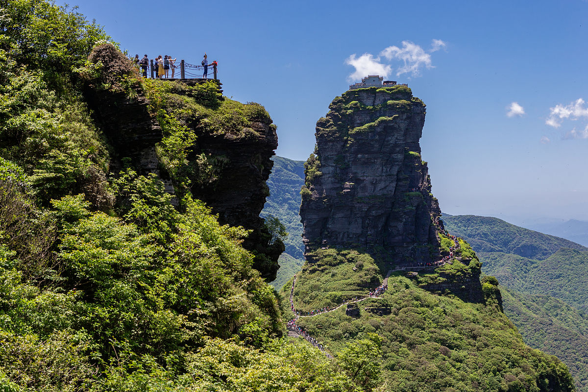 梵净山哄人服务好洗脑?近日,一则关于梵净山旅游体验的报道引起了广泛
