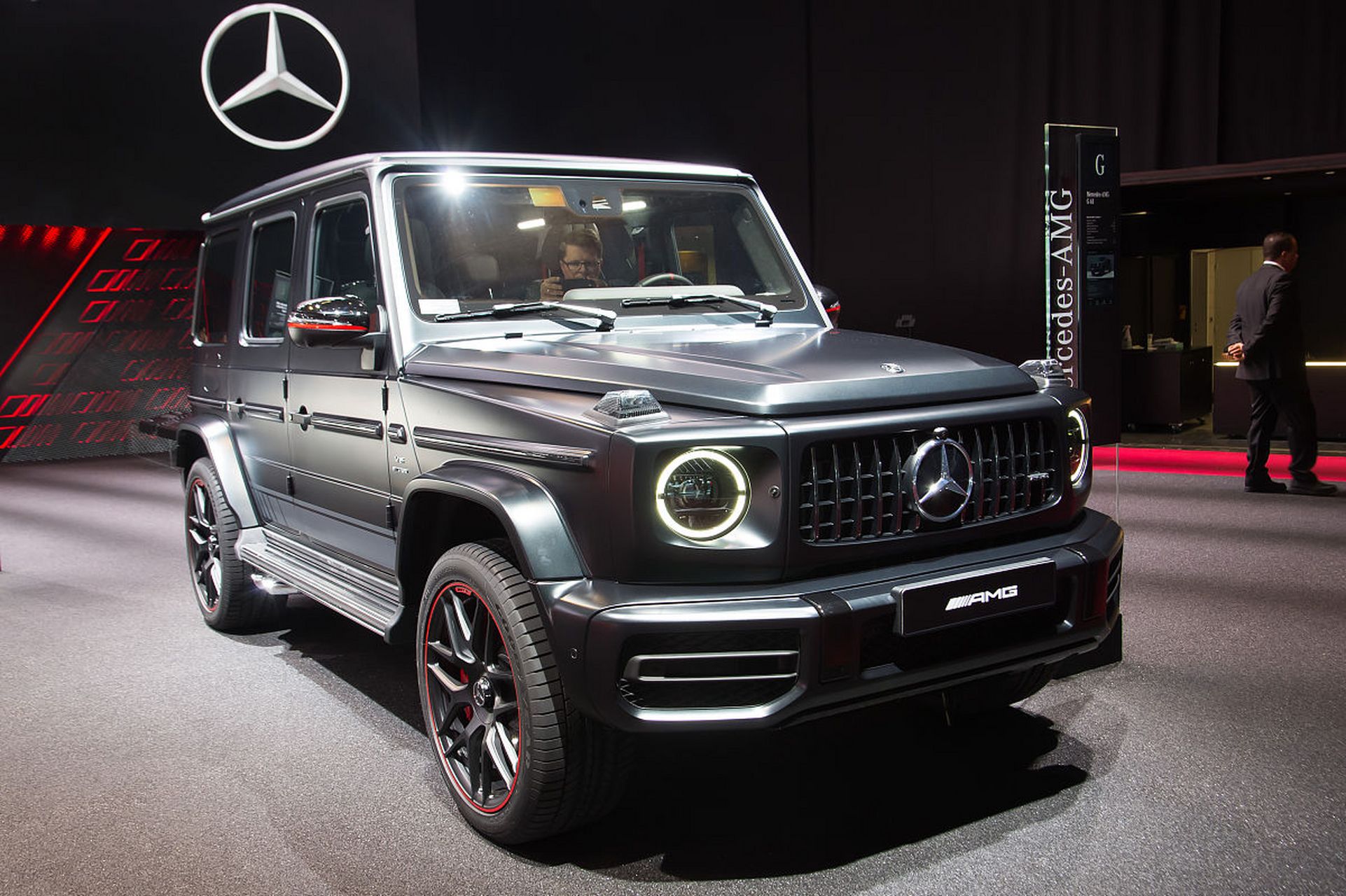 2022款奔驰amg g63是一款豪华suv,它拥有强大的性能和豪华的内饰.
