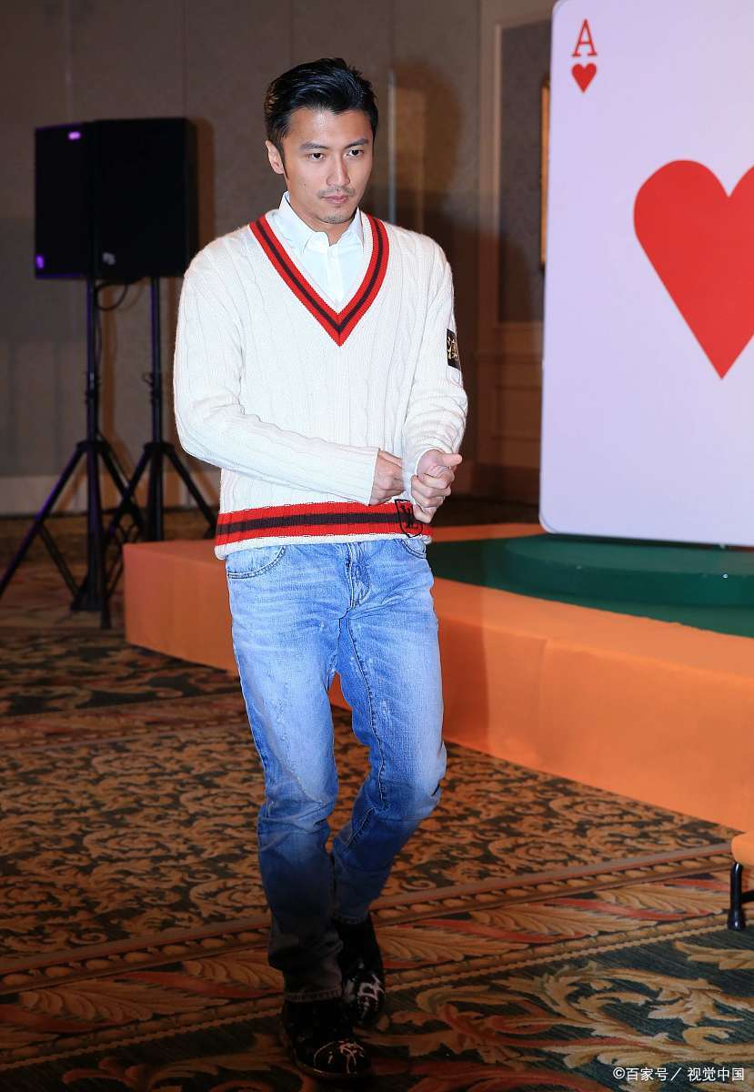 2025年,谢霆锋强势回归乐坛,其"进化演唱会"在香港掀起现象级热潮