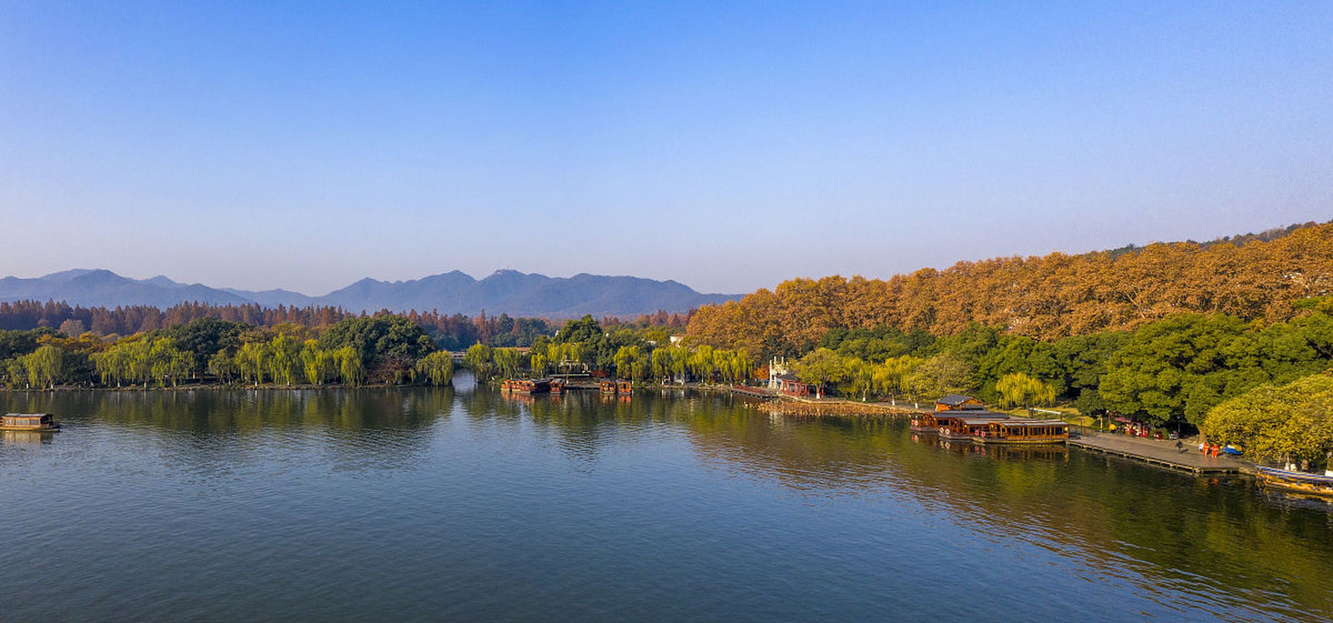 西湖,一座属于南方的风景秀丽的淡水湖,因其美丽的自然风光和悠久的