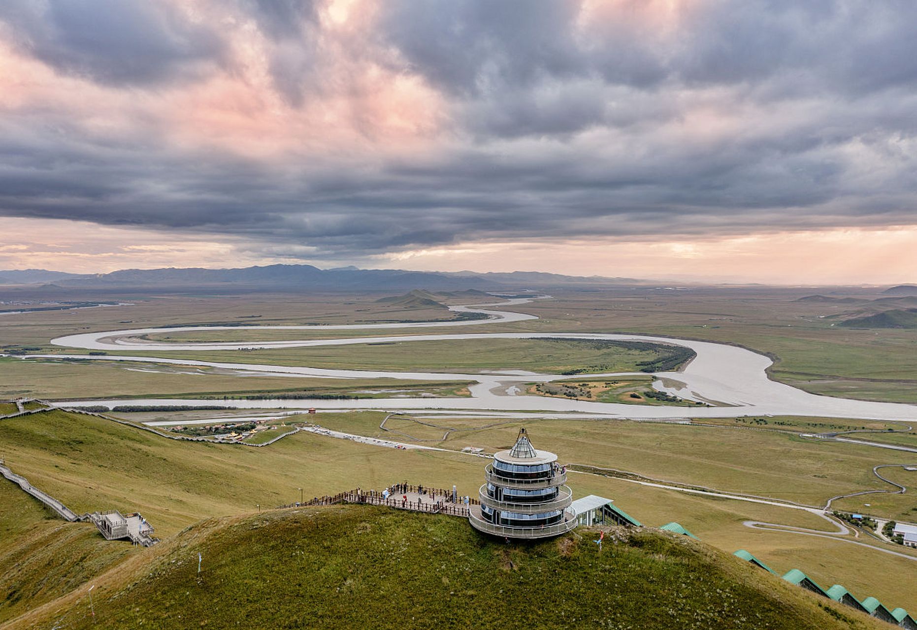 甘南藏族自治州玛曲县内景点 九曲黄河第一湾位于四川省阿坝藏族亲邋