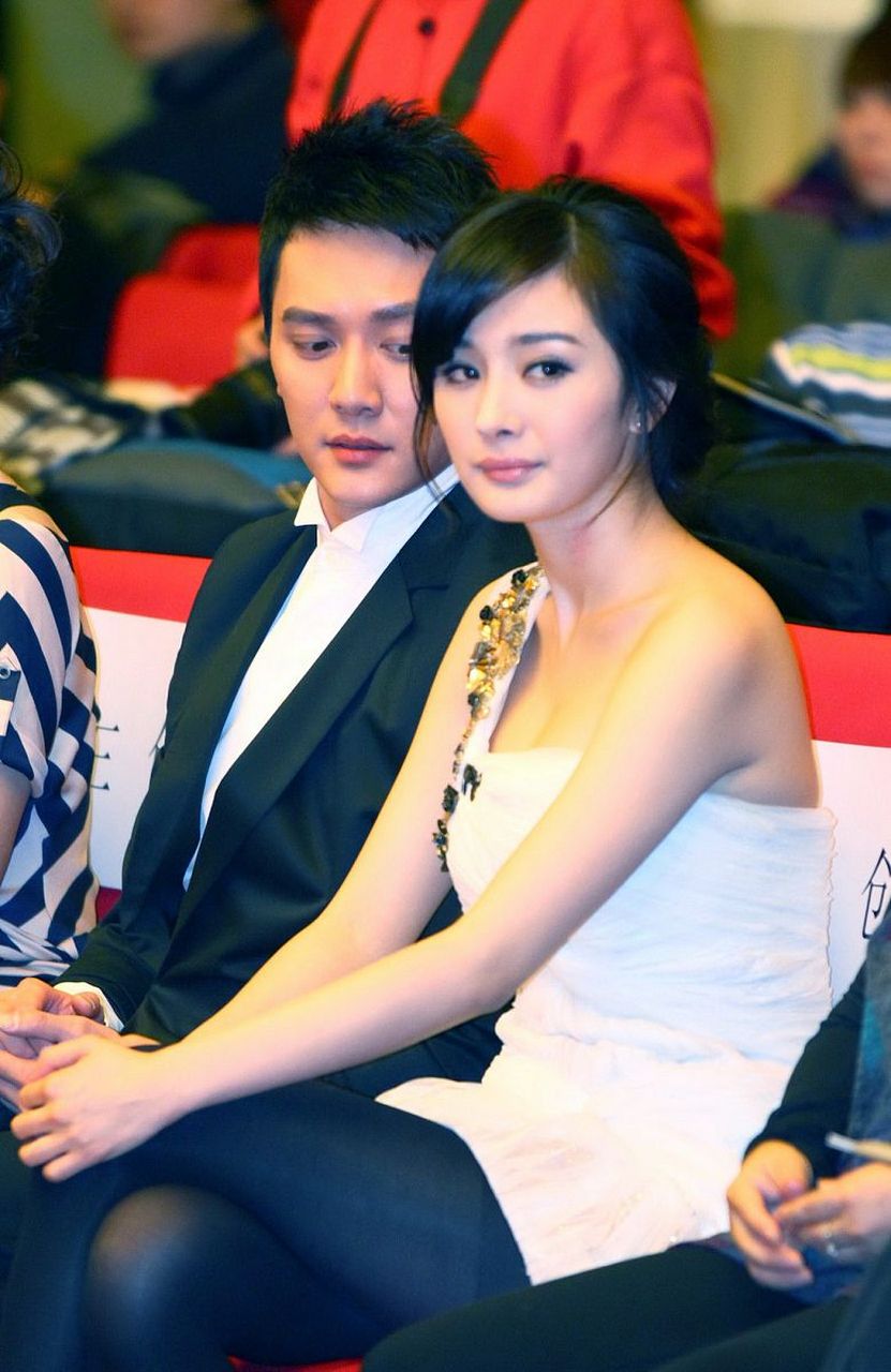 冯绍峰是一位备受瞩目的男明星,他的感情生活一直备受关注.