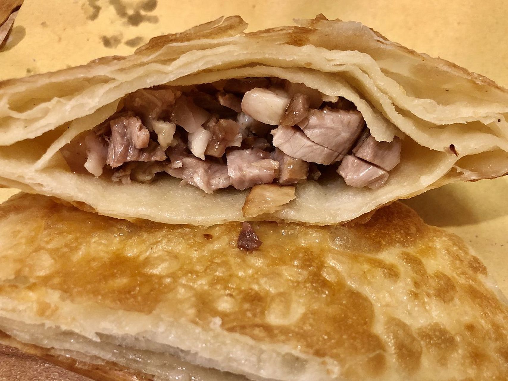 熏肉大饼是吉林省四平市著名的特色传统风味小吃之一,1908年由河北