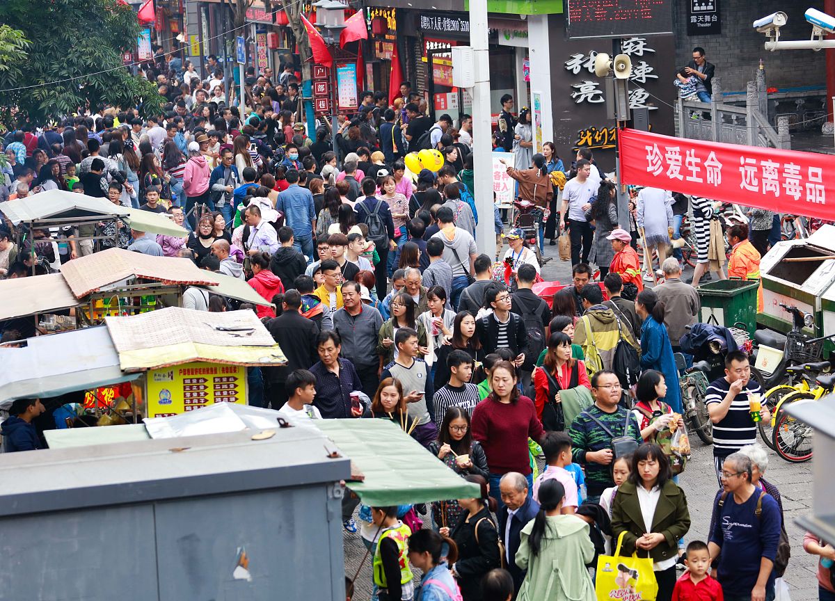 每当假期来临,我们总会面临这样的选择:拥挤的景点和熙熙攘攘的人群